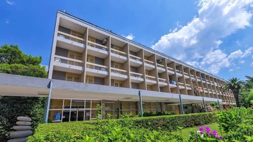 Alemaris Resort - Pozdrav letu u renoviranom hotelu, Baška Voda, Makarska rivijera, Hrvatska - 37.455 RSD - 3x noćenje u Standard dvokrevetnoj sobi sa balkonom za 2 osobe (1 dete do 11,99 godina i 1 dete do 2,99 godina besplatno), Polupansion (buffet doručak i večera)