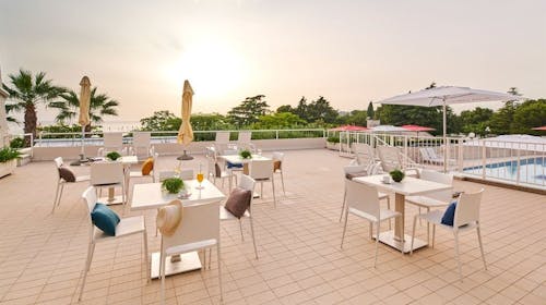 Hotel Plavi Plava Laguna - Porodično leto u Poreču, Poreč, Istra, Hrvatska - 114.826 RSD - 7x noćenje u Classic dvokrevetnoj sobi sa balkonom i dodatnim ležajem za 2 osobe (1. dete do 11,99 godina i 2. dete do 4,99 godina besplatno), Polupansion