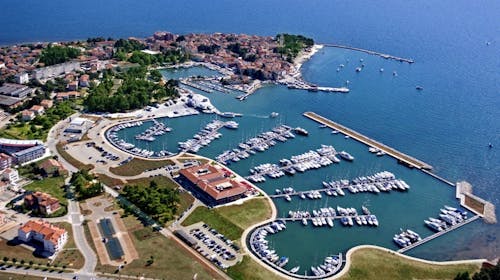 Apartmani Erica Pineta - Porodično proleće u Novigradu, Novigrad, Istra, Hrvatska - 17.029 RSD - 3x noćenje u dvosobnom apartmanu Erica Lux sa terasom ili dvorištem (zavisno od raspoloživosti) za do 4 osobe (2 odrasle osobe i 2 dece), Posteljina i peškiri