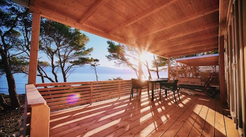 Mobilne kućice Bunja Boutique Camping - Proleće i 1. maj na Braču, Supetar, ostrvo Brač, Dalmacija, Hrvatska - 27.002 RSD - 4x noćenje u Premium mobilnim kućicama (4+2) za do 6 osoba (4 odrasle osobe i 2 dece do 11,99 godina), Korištenje posteljine i peškira