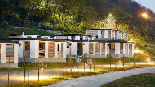 Kamp Terme Jezerčica - Prolećno opuštanje u mobilnim kućicama tokom sedmice, Donja Stubica, Hrvatska - 28.646 RSD - 2x noćenje u mobilnoj kućici "Exclusive 4+2" za 2 osobe (2 dece do 4,99 godina besplatno), Neograničeno korištenje unutrašnjih bazena sa termalnom lekovitom vodom i spoljašnjih bazena