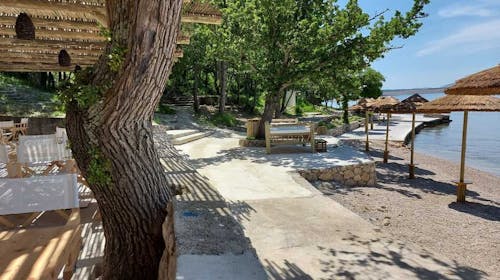 Holiday resort Kačjak - Leto za porodice, Kačjak, Hrvatska - 82.826 RSD - 5x noćenje u trokrevetnoj sobi sa balkonom na morskoj strani za 2 osobe (1 dete do 11,99 godina besplatno), Polupansion