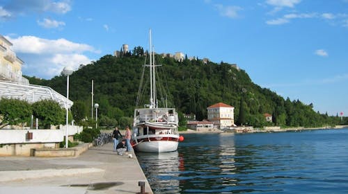Hoteli Omišalj - Hotel Adriatic - Leto na Krku, Omišalj, ostrvo Krk, Hrvatska - 61.288 RSD - 5x noćenje u dvokrevetnoj sobi za 2 osobe (1. dete do 7,99 godina besplatno), Polupansion (buffet doručak i buffet večera sa uključenim bezalkoholnim pićem)
