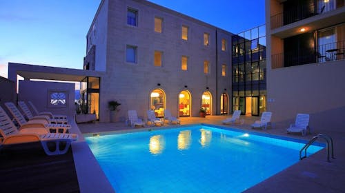 Hotel Lipa - Odmor na Braču, Postira, Hrvatska - 31.685 RSD - 2x noćenje u Deluxe dvokrevetnoj sobi sa balkonom i pogledom na more za 2 osobe, 2x doručak