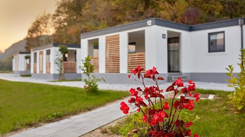 Kamp Terme Jezerčica - Prolećno opuštanje u mobilnim kućicama sa polupansionom tokom sedmice, Donja Stubica, Hrvatska - 35.104 RSD - 2x noćenje u mobilnoj kućici "Exclusive 4+2" za 2 osobe (2 dece do 4,99 godina besplatno), Polupansion