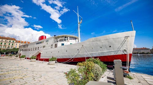 Botel Marina - Porodični odmor na brodskom hotelu u Rijeci, Rijeka, Kvarner, Hrvatska - 61.162 RSD - 2x noćenje u četverokrevetnoj sobi na trajno usidrenom brodskom hotelu za 4 osobe, Polupansion