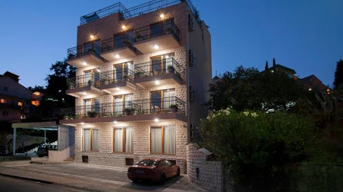 Hotel Twelve by Aycon - Porodična jesen, Budva, Crna Gora - 33.467 RSD - 3x noćenje u dvokrevetnoj Standard sobi (sa dodatnim ležajem) za 2 osobe (1 dete do 11,99 godina besplatno), Doručak