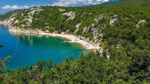 Holiday resort Kačjak - Leto za porodice, Kačjak, Hrvatska - 95.045 RSD - 7x noćenje u trokrevetnoj sobi sa balkonom na morskoj strani za 2 osobe (1 dete do 11,99 godina besplatno), Polupansion
