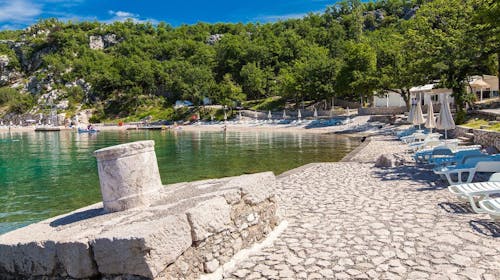 Holiday resort Kačjak - Leto za porodice - Posebna akcija, Kačjak, Hrvatska - 58.155 RSD - 5x noćenje u trokrevetnoj sobi sa balkonom na morskoj strani za 2 osobe (1 dete do 11,99 godina besplatno), Polupansion