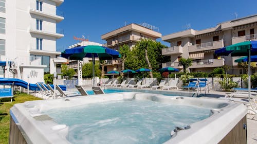 Club Hotel Residence Cesenatico - Odmor u Italiji, Cesenatico, Italija - 145.477 RSD - 7x noćenje u četverokrevetnoj sobi sa balkonom za 2 osobe (2 dece do 14 godina i 1 dete do 2,99 godina besplatno), All inclusive (italijanski i internacionalni doručak, ručak i večera u hotelskom buffet restoranu)