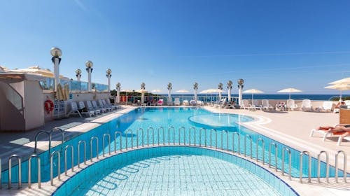 Hotel Gran Vista Plava Laguna - Leto u Poreču, Poreč, Istra, Hrvatska - 32.763 RSD - 3x noćenje u dvokrevetnoj Economy sobi sa dodatnim ležajem za 2 osobe (1. dete do 11,99 godina i 2. dete do 4,99 godina besplatno), Polupansion i piće uz večeru