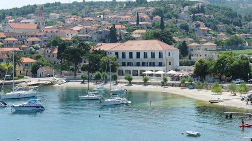 Hotel Lipa - Porodični odmor na Braču, Postira, Hrvatska - 34.033 RSD - 2x noćenje u Deluxe dvokrevetnoj sobi sa balkonom i pogledom na more za 2 osobe (1. dete do 11,99 godina i 2. dete do 2,99 godina besplatno), 2x doručak