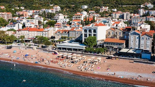 Hotel Riva by Aycon - Porodično leto u Petrovcu, Petrovac, Crna Gora - 64.626 RSD - 3x noćenje u dvokrevetnoj Standard sobi sa pogledom na atrium ili na planine za 2 osobe (1 dete do 11,99 godina besplatno), Doručak