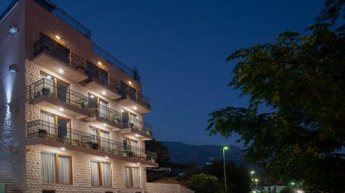 Hotel Twelve by Aycon - Porodični početak i kraj leta, Budva, Crna Gora - 44.270 RSD - 3x noćenje u dvokrevetnoj Standard sobi (sa dodatnim ležajem) za 2 osobe (1 dete do 11,99 godina besplatno), Doručak