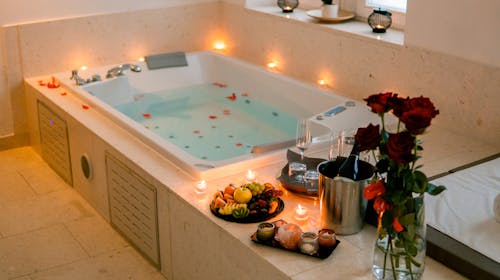 Rimske terme / Adults Only - Hotel Rimski dvor Superior - VIP paket luksuznog opuštanja sa romantičnom kupkom, Rimske Terme, Slovenija - 81.080 RSD - 3x noćenje u dvokrevetnoj sobi u hotelu Rimski dvor za 2 osobe, Polupansion