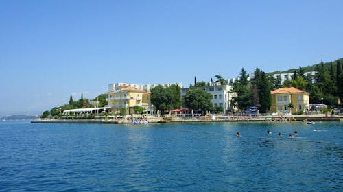 Hoteli Omišalj - Depandansa Primorka - Leto na Krku, Omišalj, ostrvo Krk, Hrvatska - 80.779 RSD - 7x noćenje u dvokrevetnoj sobi za 2 osobe (1. dete do 7,99 godina besplatno), Polupansion (buffet doručak i buffet večera sa uključenim bezalkoholnim pićem)