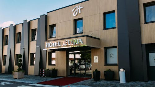 Hotel Jelena – Gradski odmor u Banja Luci, Banja Luka, Bosna i Hercegovina - 15.964 RSD - 1x noćenje u apartmanu za 2 osobe (2 dece do 6 godina besplatno), Buffet dorućak