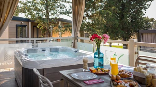 Santa Marina Camping - First minute letnji porodični odmor u mobilnim kućicama sa privatnim jacuzzijem, Poreč, Istra, Hrvatska - 160.346 RSD - 7x noćenje u Premium Relax mobilnoj kućici za 4 odrasle osobe (2 dece do 11,99 godina besplatno), Posteljina i peškiri