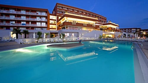 Hotel Albatros Plava Laguna - All inclusive porodično leto u Poreču, Poreč, Istra, Hrvatska - 215.911 RSD - 7x noćenje u dvokrevetnoj Economy sobi sa dodatnim ležajem za 2 osobe (1. dete do 11,99 godina i 2. dete do 4,99 godina besplatno), All inclusive
