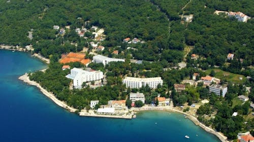 Hoteli Omišalj - Depandansa Primorka - Početak i kraj leta na Krku, Omišalj, ostrvo Krk, Hrvatska - 29.471 RSD - 3x noćenje u dvokrevetnoj sobi za 2 osobe (1. dete do 7,99 godina besplatno), Polupansion (buffet doručak i buffet večera sa uključenim bezalkoholnim pićem)