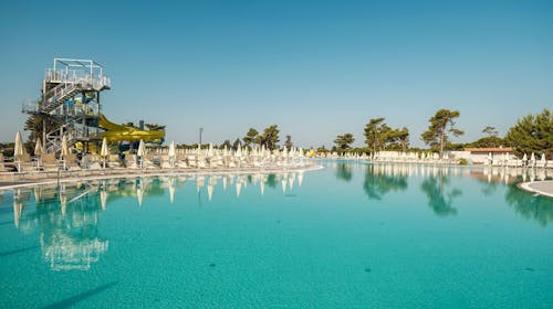 Zaton Holiday Resort - Zabavni odmor u mobilnim kućicama Deluxe, Zaton, Dalmacija, Hrvatska - 15.145 RSD - 1x noćenje u trosobnoj mobilnoj kućici Deluxe za do 5 osoba (2 odrasle osobe i 3 dece do 17,99 godina), Korištenje bazenskog kompleksa