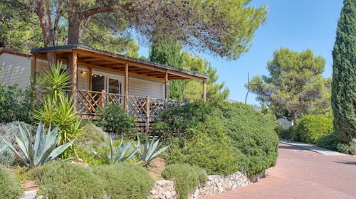 Amadria Park Camp Trogir - Last minute proleće u predivnom Trogiru, Seget Vranjica, Trogir, Hrvatska - 29.592 RSD - 2x noćenje u Standard mobilnoj kućici za do 6 osoba (4 odrasle osobe i 2 dece do 11,99 godina besplatno), Piće dobrodošlice prilikom prijave