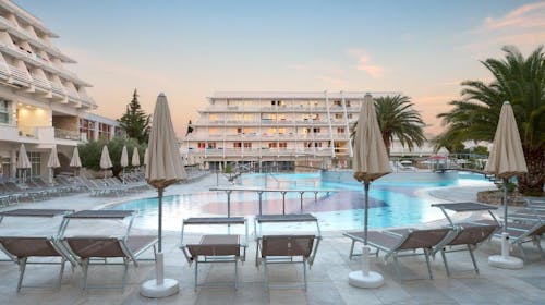Hotel Olympia - Početak leta u Vodicama - Classic soba, Vodice, Dalmacija, Hrvatska - 41.800 RSD - 2x noćenje u dvokrevetnoj Classic sobi (pogled park, balkon) za 2 osobe (1 dete do 12,99 godina besplatno), Polupansion