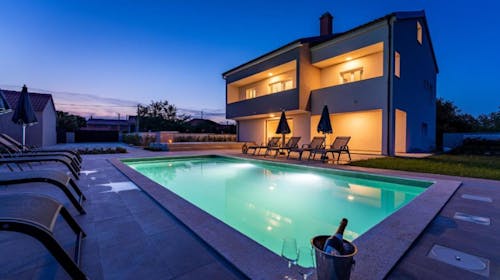 Villa Campi Dalmatia - Odmor u luksuznoj villi sa bazenom u Zadru, Galovac, Zadar, Hrvatska - 165.436 RSD - 3x noćenje u luksuznoj villi sa bazenom za 10 osoba, Korištenje privatnog grejanog bazena sa ležaljkama