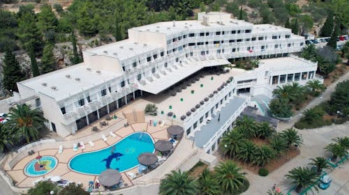 Adria All Inclusive Hotel - All inclusive odmor na Korčuli, Vela Luka, Korčula, Dalmacija, Hrvatska - 75.970 RSD - 5x noćenje u sobi s pogledom na park za 2 osobe (1 dete do 6,99 godina besplatno), All inclusive (doručak, ručak, večera, piće uz obroke, coffee time, izbor pića u aperitiv baru)