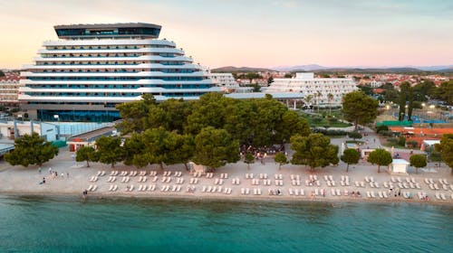Hotel Olympia Sky - Početak leta u vrhunskom hotelu - Deluxe soba , Vodice, Dalmacija, Hrvatska - 91.231 RSD - 3x noćenje u dvokrevetnoj Deluxe sobi sa balkonom i pogledom na more za 2 osobe (1 dete do 5,99 godina i 1 dete do 12,99 godina besplatno), Polupansion