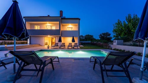 Villa Campi Dalmatia - Odmor u luksuznoj villi sa bazenom u Zadru, Galovac, Zadar, Hrvatska - 220.620 RSD - 4x noćenje u luksuznoj villi sa bazenom za 10 osoba, Korištenje privatnog grejanog bazena sa ležaljkama