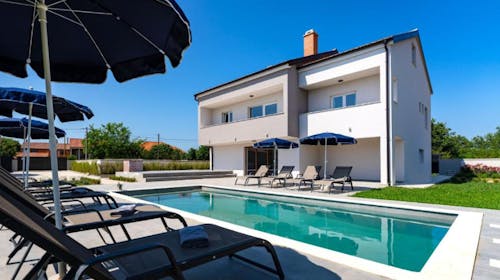 Villa Campi Dalmatia - Odmor u luksuznoj villi sa bazenom u Zadru, Galovac, Zadar, Hrvatska - 276.978 RSD - 4x noćenje u luksuznoj villi sa bazenom za 10 osoba, Korištenje privatnog grejanog bazena sa ležaljkama