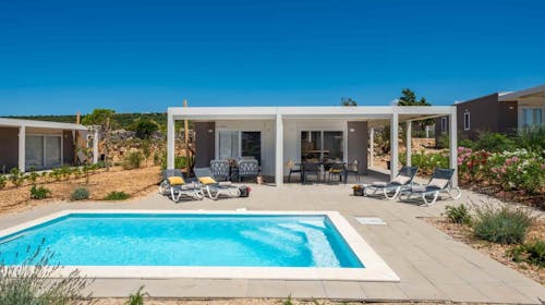 Terra Park Phalaris - Početak leta u savršenom kampu - Pinus Deluxe Holiday Home sa bazenom, Novalja, Pag, Dalmacija, Hrvatska - 58.589 RSD - 2x noćenje u Pinus Deluxe Holiday Home sa bazenom za do 6 osoba (5 odraslih osoba i 1 dete do 11,99 godina), Korištenje privatnog grejanog bazena