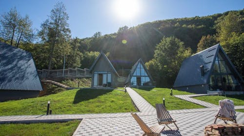 Klek 77 Luxury Chalets - Odmor u drvenim kućicama na Jahorini tokom sedmice, Sarajevo, Bosna i Hercegovina - 11.155 RSD - 1x noćenje u drvenoj kućici za 2 osobe (2 dece do 10 godina besplatno, uz prethodnu najavu), Korištenje jacuzzija