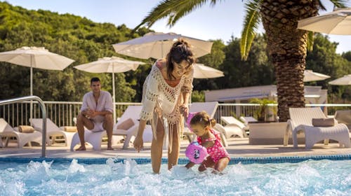 Aminess Vival Port9 Resort - Porodični početak leta na Korčuli, Korčula, Dalmacija, Hrvatska - 33.243 RSD - 2x noćenje u dvokrevetnoj Superior sobi sa balkonom strana park za 2 osobe (1 dete do 9,99 godina besplatno), Polupansion