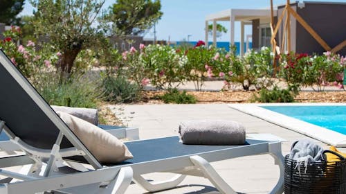 Terra Park Phalaris - Porodično leto u savršenom kampu - Pinus Deluxe Holiday Home sa bazenom, Novalja, Pag, Dalmacija, Hrvatska - 66.838 RSD - 2x noćenje u Pinus Deluxe Holiday Home sa bazenom za do 6 osoba (5 odraslih osoba i 1 dete do 11,99 godina), Korištenje privatnog grejanog bazena