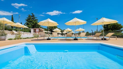 Apartmani Medena - Proleće sa polupansionom u prelepom Trogiru, Donji Seget, Trogir, Dalmacija, Hrvatska - 32.608 RSD - 2x noćenje u Superior seaside apartmanu A (2+1) za 2 odrasle osobe (1 dete do 11,99 godina besplatno), Polupansion