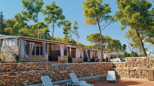Mobilne kućice Bunja Boutique Camping - Proleće na Braču, Supetar, ostrvo Brač, Dalmacija, Hrvatska - 14.445 RSD - 2x noćenje u Premium mobilnim kućicama (4+2) za do 6 osoba (4 odrasle osobe i 2 dece do 11,99 godina), Korištenje posteljine i peškira
