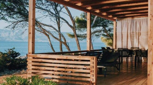 Mobilne kućice Bunja Boutique Camping - Proleće na Braču, Supetar, ostrvo Brač, Dalmacija, Hrvatska - 20.194 RSD - 3x noćenje u Premium mobilnim kućicama (4+2) za do 6 osoba (4 odrasle osobe i 2 dece do 11,99 godina), Korištenje posteljine i peškira