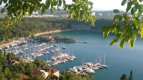 Hoteli Omišalj - Depandansa Primorka - Proleće na Krku, Omišalj, ostrvo Krk, Hrvatska - 19.736 RSD - 2x noćenje u dvokrevetnoj sobi za 2 osobe (1. dete do 7,99 godina besplatno), Polupansion (buffet doručak i buffet večera sa uključenim bezalkoholnim pićem)