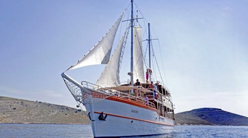 8-dnevno krstarenje središnjim Jadranom - Polazak iz Zadra , Zadar, Hrvatska - 87.882 RSD - 8-dnevno krstarenje brodom po ruti: Zadar – Vodice – Slapovi Krke – Šibenik – Primošten – Split – Trogir – ostrvo Drvenik Veli – ostrvo Zlarin – Nacionalni park Kornati – Park prirode Telašćica – ostrvo Ugljan – Zadar, 7x noćenje u dvokrevetnoj kabini za 1 osobu