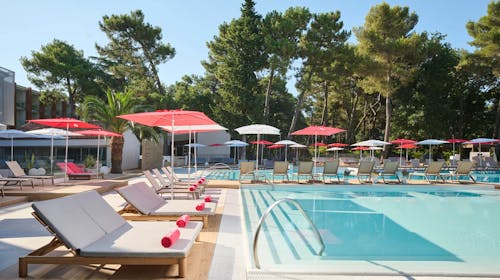Hotel Pelegrin Plava Laguna - Leto u obnovljenom hotelu u Istri, Umag, Istra, Hrvatska - 223.548 RSD - 5x noćenje u Classic sobi sa balkonom (park strana) za 2 osobe (1. dete do 11,99 godina i 2. dete do 4,99 godina besplatno), Polupansion