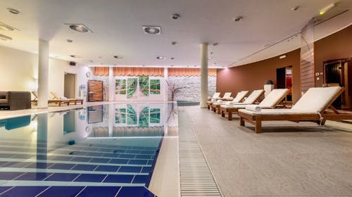 Hotel Punta Vodice - Porodična all inclusive light jesen sa daškom wellnessa, Vodice, Dalmacija, Hrvatska - 24.321 RSD - 2x noćenje u dvokrevetnoj Standard sobi sa balkonom morska strana za 2 osobe (1 dete do 11,99 godina i 2. dete do 2,99 godina besplatno), All inclusive light