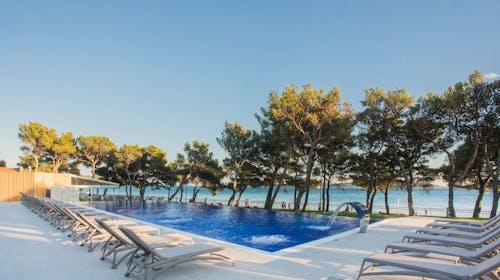Hotel Punta Vodice - Porodično all inclusive light leto sa daškom wellnessa, Vodice, Dalmacija, Hrvatska - 34.308 RSD - 2x noćenje u dvokrevetnoj Standard sobi sa balkonom morska strana za 2 osobe (1 dete do 11,99 godina i 2. dete do 2,99 godina besplatno), All inclusive light