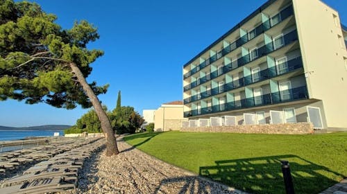 Villa Arausa - Porodično all inclusive light leto, Vodice, Dalmacija, Hrvatska - 161.527 RSD - 5x noćenje u dvokrevetnoj Standard sobi sa balkonom morska strana za 2 osobe (1 dete do 11,99 godina i 2. dete do 2,99 godina besplatno), All inclusive light
