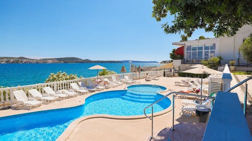 Hotel Val - Leto u Trogiru, Seget Donji, Trogir, Dalmacija, Hrvatska - 59.165 RSD - 5x noćenje u dvokrevetnoj Classic sobi (park strana) za 2 osobe (1. dete do 2,99 godina i 2. dete do 11,99 godina besplatno), Buffet doručak