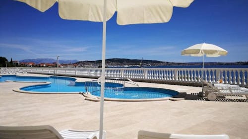 Hotel Val - Leto u Trogiru, Seget Donji, Trogir, Dalmacija, Hrvatska - 66.209 RSD - 5x noćenje u dvokrevetnoj Comfort sobi (morska strana) u depandansi za 2 osobe (1. dete do 2,99 godina i 2. dete do 11,99 godina besplatno), Buffet doručak