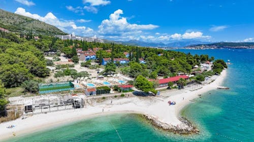 Apartmani Medena - Last minute leto sa polupansionom u Trogiru za 4 osobe, Donji Seget, Trogir, Dalmacija, Hrvatska - 96.143 RSD - 3x noćenje u Superior seaside apartmanu B (4+1) za 4 odrasle osobe (1 dete do 11,99 godina besplatno), Polupansion