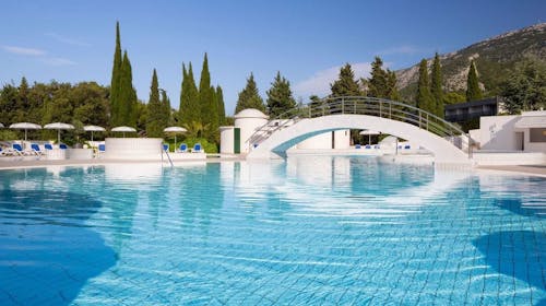 Bluesun Holiday Village Bonaca - Leto sa punim pansionom na Braču, Bol, ostrvo Brač, Dalmacija, Hrvatska - 73.242 RSD - 3x noćenje u Standard dvokrevetnoj sobi sa balkonom (morska strana) za 2 osobe, Pun pansion