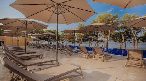 Villas Arausana & Antonina - Leto uz more, Vodice, Dalmacija, Hrvatska - 147.774 RSD - 5x noćenje u dvokrevetnoj sobi sa balkonom (morska strana) za 2 osobe (1 dete do 11,99 godina i 2. dete do 2,99 godina besplatno), Polupansion
